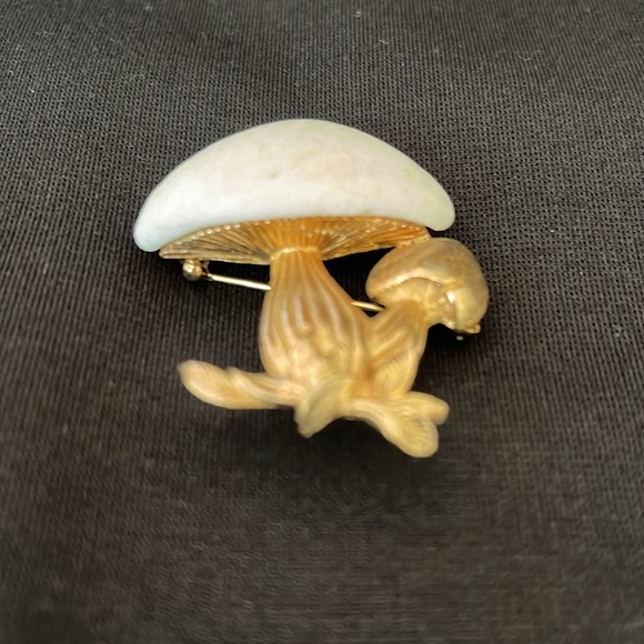 Vintage Napier Gold Tone Mushroom With White Cap Brooch Pin - Picture 3 of 5